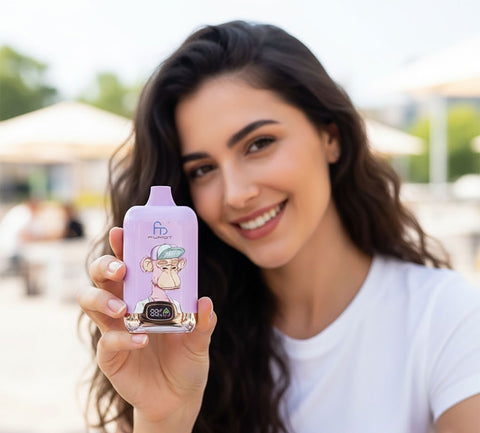 Vimto Geschmack RandM Tornado Vape Frau mit Vape in der Hand 12000 Züge